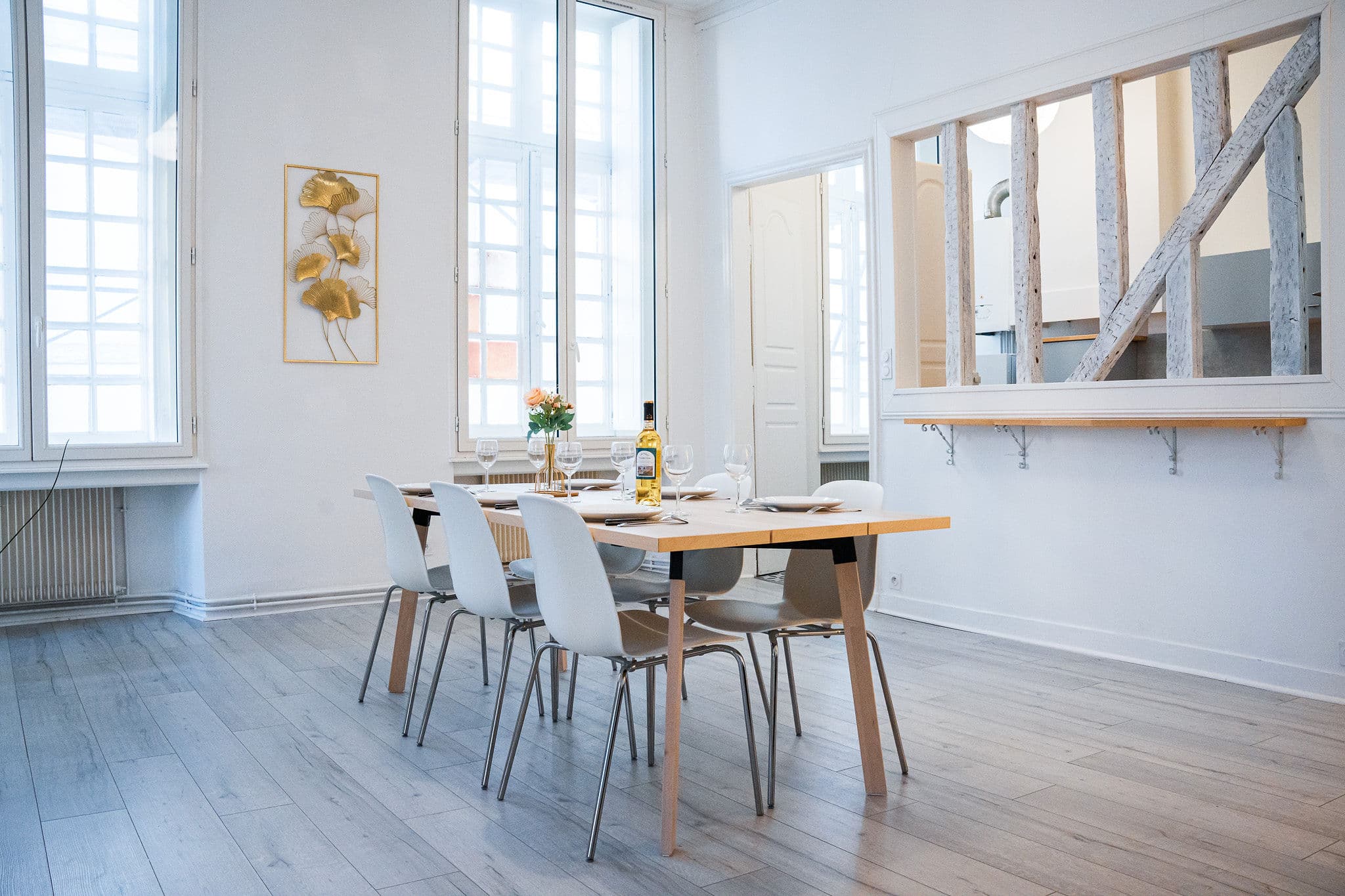 Salle à manger lumineuse d'un appartement WonderHost